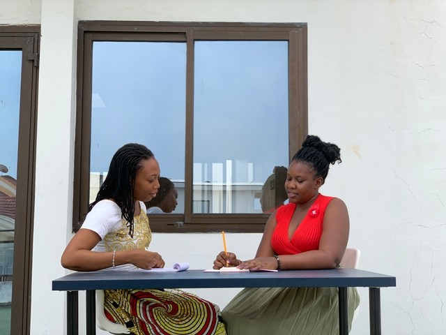 deux femmes afro qui discutent