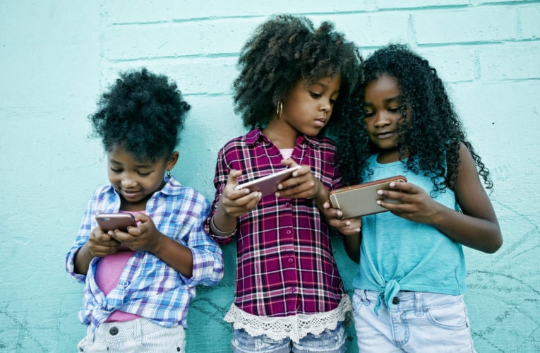 enfants afro avec leurs téléphones