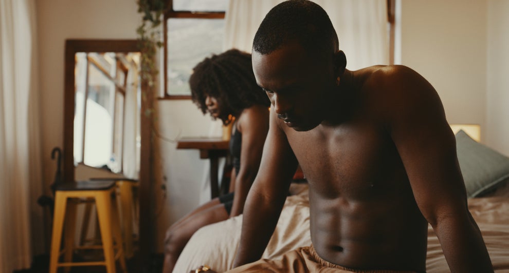 Un couple africain dans un lit tristes