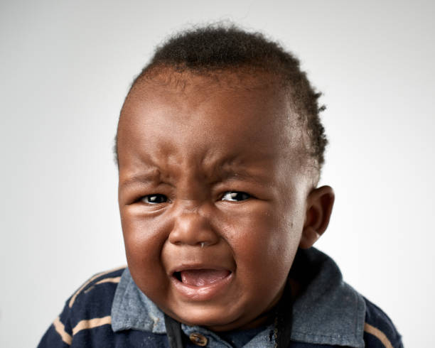 bébé africain en larmes