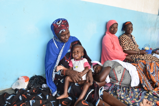 Grand-mère calmant un bébé en crise de larmes