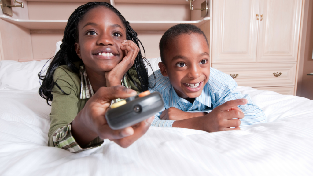 Enfants afros devant la télévision